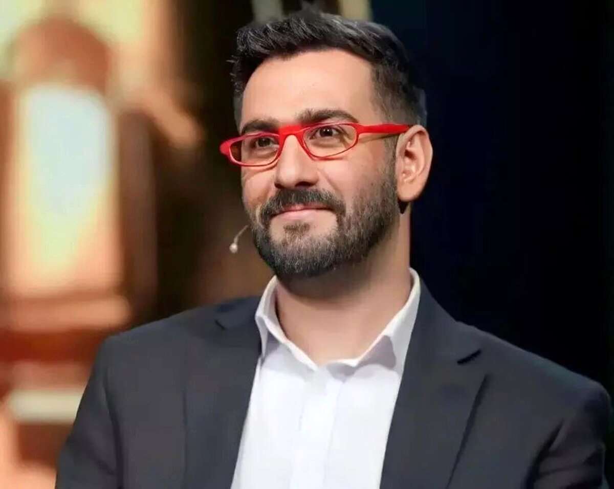 تخم گذاشتن خروس در برنامه زنده + فیلم